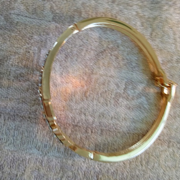 Beautiful Costume Bracelet - Picture 3 of 4